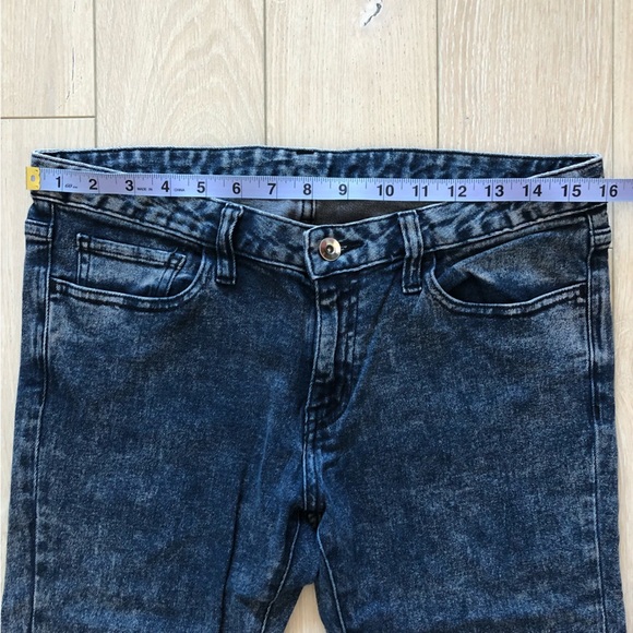 GU (Uniqlo Sister Brand) Acid Wash Skinny Jeans - Picture 2 of 9